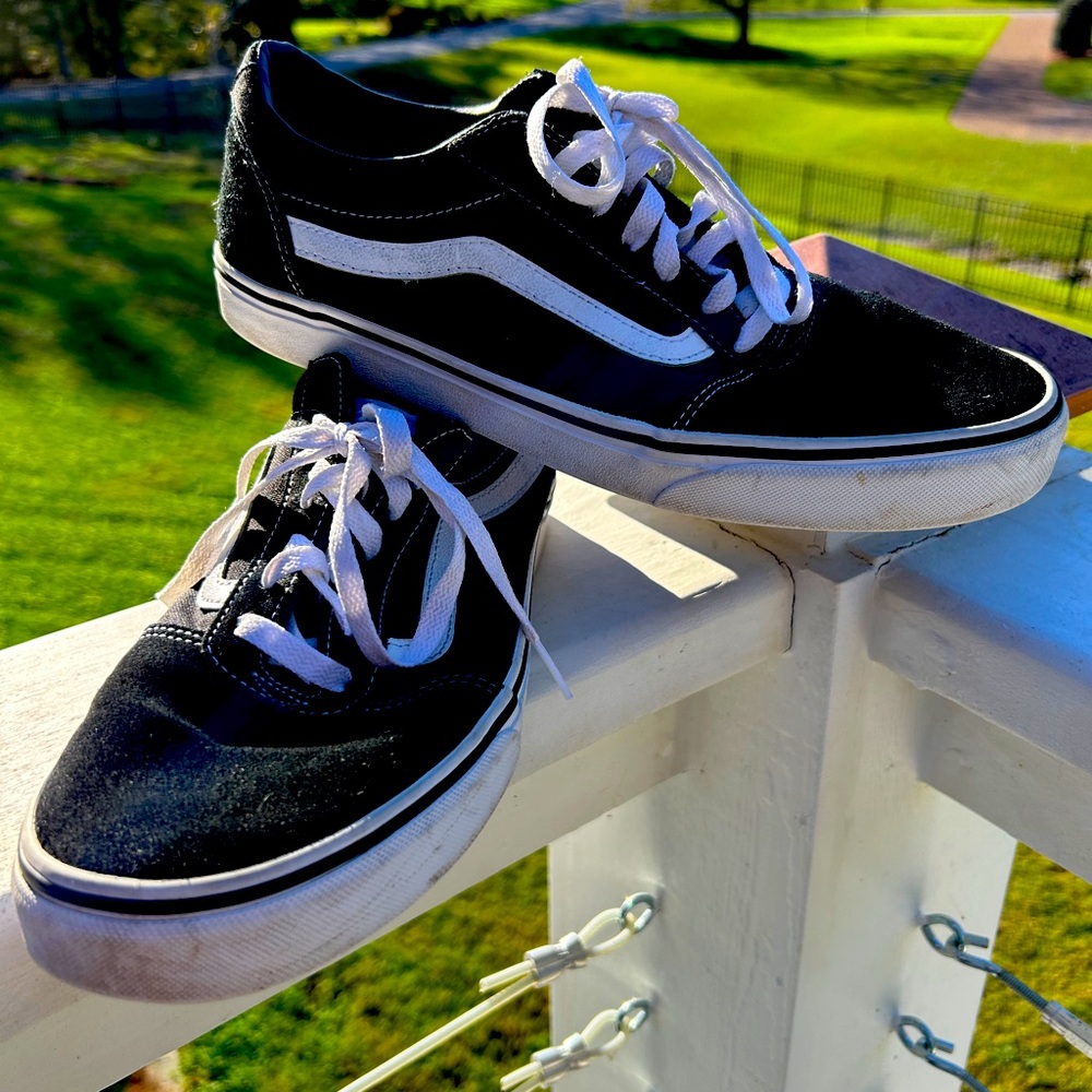 Vans Old School Old Skool low men’s sz 10. Black white classic. Skate style.
